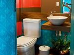 O lavabo, pintado nas mesmas cores, em coral e azul, mantm a unidade visual do projeto mesmo no diminuto ambiente funcional