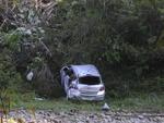 Segunda-feira: Carro cai em barranco s margens de ribeiro na Rua Progresso