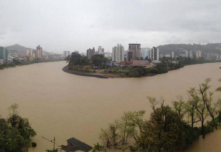 Vista do Rio Itajaí-Açu, em Blumenau (Foto enviada por leitores ao longo do dia):imagem 14