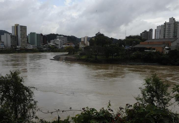 Rio Itajaí-Açu visto da Beira Rio, em Blumenau, no começo da tarde do dia 21:imagem 6