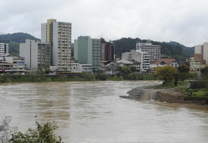 Rio Itajaí-Açu visto da Beira Rio, em Blumenau, no começo da tarde do dia 21:imagem 5
