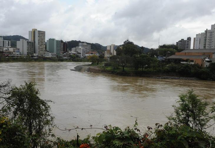 Rio Itajaí-Açu visto da Beira Rio, em Blumenau, no começo da tarde do dia 21:imagem 4