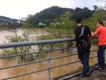 Sbado, dia 21 - Rio Itaja-Au visto da Beira Rio, em Blumenau, entre 14h30 e 15h30