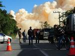 Bombeiros tentam controlar a fumaa