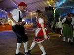 Para fugir da chuva e aproveitar a festa, folies ficam nos pavilhes e no Biergarten