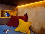 Na cama, nicho amarelo com aproveitamento da profundidade do mvel-barco serve quase como mesa de cabeceira