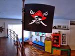Impressa em grfica, a bandeira pirata fixada no mastro  apenas um dos detalhes que compem o clima de fantasia da ambientao do dormitrio