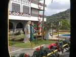 Alm do prdio e do jardim na frente da prefeitura, no Centro da cidade, a Ponte de Ferro, a Fundao Cultural de Blumenau e a Casa do Comrcio tambm sero enfeitados. As luzes natalinas sero acesas dia 14, quando ter incio a programao do Magia de Natal  