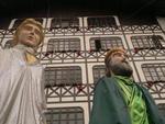 Alm do prdio e do jardim na frente da prefeitura, no Centro da cidade, a Ponte de Ferro, a Fundao Cultural de Blumenau e a Casa do Comrcio tambm sero enfeitados. As luzes natalinas sero acesas dia 14, quando ter incio a programao do Magia de Natal  