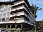 Alm do prdio e do jardim na frente da prefeitura, no Centro da cidade, a Ponte de Ferro, a Fundao Cultural de Blumenau e a Casa do Comrcio tambm sero enfeitados. As luzes natalinas sero acesas dia 14, quando ter incio a programao do Magia de Natal  