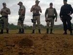 Policiais do Batalho de Operaes Especiais (Bope) fizeram a retirada do explosivo no incio da manh de sexta-feira. O explosivo foi levado at um local seguro e detonado em segurana por volta das 8h