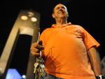 Euclides Weiler e Hamilton Loureno da Silva so responsveis por abrir e fechar as vitrines de parte das lojas que ficam na Rua XV de Novembro, em Blumenau, h mais de duas dcadas