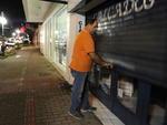Euclides Weiler e Hamilton Loureno da Silva so responsveis por abrir e fechar as vitrines de parte das lojas que ficam na Rua XV de Novembro, em Blumenau, h mais de duas dcadas