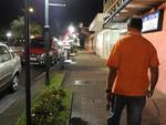 Euclides Weiler e Hamilton Loureno da Silva so responsveis por abrir e fechar as vitrines de parte das lojas que ficam na Rua XV de Novembro, em Blumenau, h mais de duas dcadas