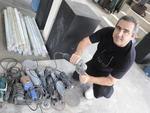 O artista plstico e escultor Pita Camargo utiliza ferramentas de corte para polir as pedras brutas de mrmore e criar suas peas