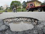 O Santa regostrou alguns buracos e mato nas ruas de Blumenau. Confira a galeria e se no caminho por onde voc passa o problema se repete, envie uma foto para geral@santa.com.br    