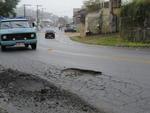 O Santa regostrou alguns buracos e mato nas ruas de Blumenau. Confira a galeria e se no caminho por onde voc passa o problema se repete, envie uma foto para geral@santa.com.br    