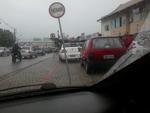 Veculos estacionam na ciclofaixa na Rua Jos Reuter   