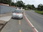 Carro estaciona na ciclofaixa da Rua Heinrich Hemmer, no Badenfurt