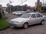 Carro estaciona na calada