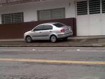 Carro estaciona na ciclofaixa da Almirante Barroso 