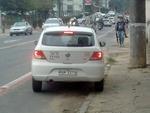 Carro estaciona na ciclofaixa da Almirante Barroso 