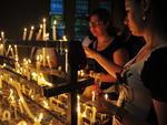 Diversas pessoas acenderam velas para a Nossa Senhora da Medianeira