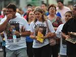 Familiares de vtimas da Kiss participaram da romaria vestindo camisetas em homenagem aos mortos