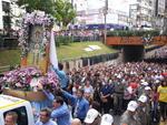 Imagem da santa saiu da Catedral pro volta das 8h30min e seguiu rumo a Baslica da Medianeira