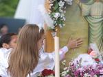 Menina toca na imagem da Nossa Senhora Medianeira