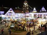 Entre as atraes da Weihnachtsdorf esto a rvore Solidria e o Calendrio Natalino, alm da tradicional oficina da Famlia Noel, o Bosque dos Prespios, o Caminho das Neves, a Estao e o palco cultural. O horrio de visitao  de segunda a sexta-feira, 17h s 23h, e sbados e domingos, das 11h s 23h. A entrada  gratuita