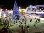 Entre as atraes da Weihnachtsdorf esto a rvore Solidria e o Calendrio Natalino, alm da tradicional oficina da Famlia Noel, o Bosque dos Prespios, o Caminho das Neves, a Estao e o palco cultural. O horrio de visitao  de segunda a sexta-feira, 17h s 23h, e sbados e domingos, das 11h s 23h. A entrada  gratuita