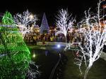 Entre as atraes da Weihnachtsdorf esto a rvore Solidria e o Calendrio Natalino, alm da tradicional oficina da Famlia Noel, o Bosque dos Prespios, o Caminho das Neves, a Estao e o palco cultural. O horrio de visitao  de segunda a sexta-feira, 17h s 23h, e sbados e domingos, das 11h s 23h. A entrada  gratuita