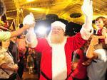 Entre as atraes da Weihnachtsdorf esto a rvore Solidria e o Calendrio Natalino, alm da tradicional oficina da Famlia Noel, o Bosque dos Prespios, o Caminho das Neves, a Estao e o palco cultural. O horrio de visitao  de segunda a sexta-feira, 17h s 23h, e sbados e domingos, das 11h s 23h. A entrada  gratuita