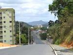 A Rua da Coca na verdade se chama Rua Gustavo Lueders. Ela ganhou o apelido pois desde entre os anos 1970 e 2000 abrigou uma fbrica de refrigerantes. Hoje o espao tornou-se um centro de distribuio