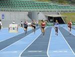 Tamiris de Liz, atleta de Joinville, cai ao passar a linha de chegada da prova dos 100 metros rasos, nos Jasc
