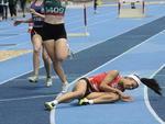 Tamiris de Liz, atleta de Joinville, cai ao passar a linha de chegada da prova dos 100 metros rasos, nos Jasc