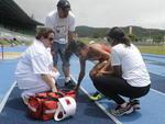 Tamiris de Liz, atleta de Joinville, cai ao passar a linha de chegada da prova dos 100 metros rasos, nos Jasc