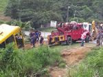 Teve incio na manh desta quarta-feira o trabalho para remoo do caminho e do nibus que se acidentaram na SC-108, em Blumenau, tera-feira  tarde. Os dois veculos caram em uma ribanceira aps a batida
