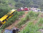 Teve incio na manh desta quarta-feira o trabalho para remoo do caminho e do nibus que se acidentaram na SC-108, em Blumenau, tera-feira  tarde. Os dois veculos caram em uma ribanceira aps a batida