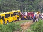 Teve incio na manh desta quarta-feira o trabalho para remoo do caminho e do nibus que se acidentaram na SC-108, em Blumenau, tera-feira  tarde. Os dois veculos caram em uma ribanceira aps a batida