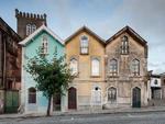 A fachada frontal do palacete, de p-direito alto em todos os pavimentos, detalhado com afrescos e cantarias, telhado inclinado e beirados decorados tem um tom peculiar