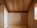 Acima  D, observe a porta do closet que d acesso ao banheiro: o formato com bico  o mesmo da casa
