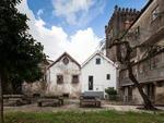 A cozinha tem sada para a praa interna do quarteiro, na fachada posterior (acima)