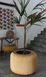 Os mveis e peas de decorao da marca blumenauense SW Studio Art Design so feitos com pneus e sisal