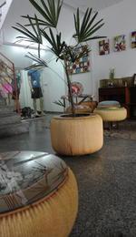 Os mveis e peas de decorao da marca blumenauense SW Studio Art Design so feitos com pneus e sisal