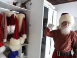 Achiles Spndola, 65 anos, est diariamente na Vila Noel, no Parque Vila Germnica, atendendo centenas de pessoas que vo em busca de um abrao, um doce, uma fotografia ou um pedido de Natal