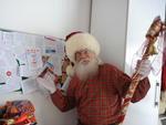 Achiles Spndola, 65 anos, est diariamente na Vila Noel, no Parque Vila Germnica, atendendo centenas de pessoas que vo em busca de um abrao, um doce, uma fotografia ou um pedido de Natal