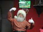 Achiles Spndola, 65 anos, est diariamente na Vila Noel, no Parque Vila Germnica, atendendo centenas de pessoas que vo em busca de um abrao, um doce, uma fotografia ou um pedido de Natal