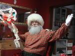 Achiles Spndola, 65 anos, est diariamente na Vila Noel, no Parque Vila Germnica, atendendo centenas de pessoas que vo em busca de um abrao, um doce, uma fotografia ou um pedido de Natal